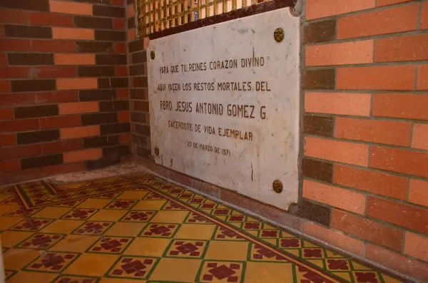 La tumba del sacerdote. /FOTO: DIÓCESIS DE MEDELLÍN 