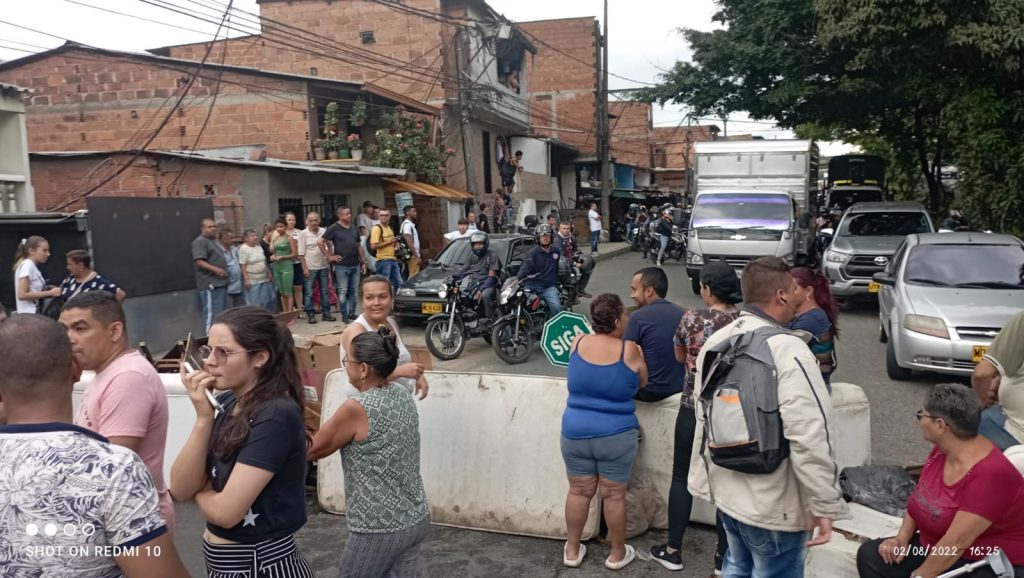 Protestas y bloqueo en La Paralela del barrio Héctor Abad Gómez por inundaciones.
