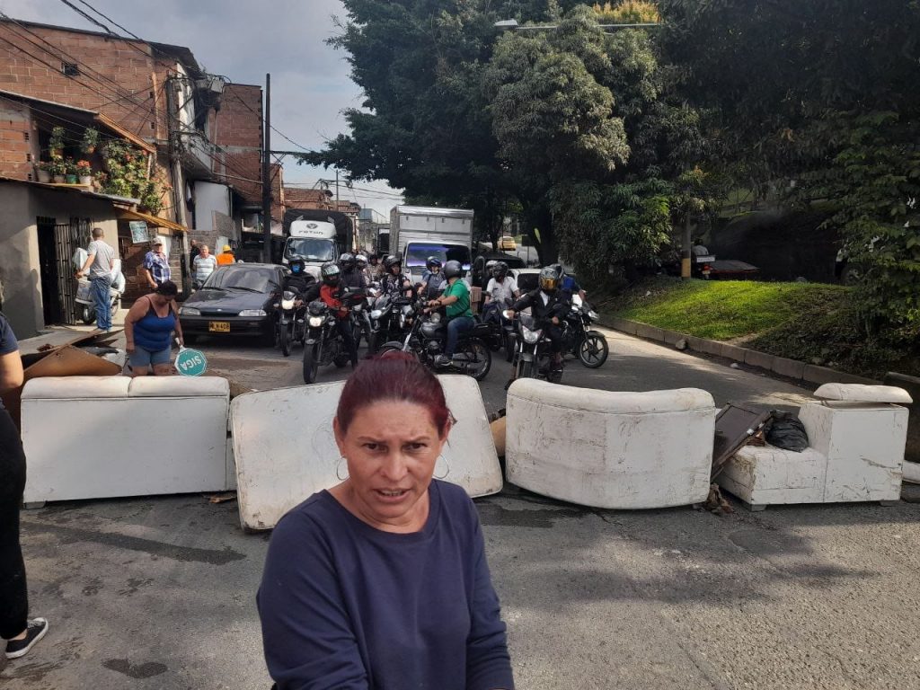 Protestas y bloqueo en La Paralela del barrio Héctor Abad Gómez por inundaciones