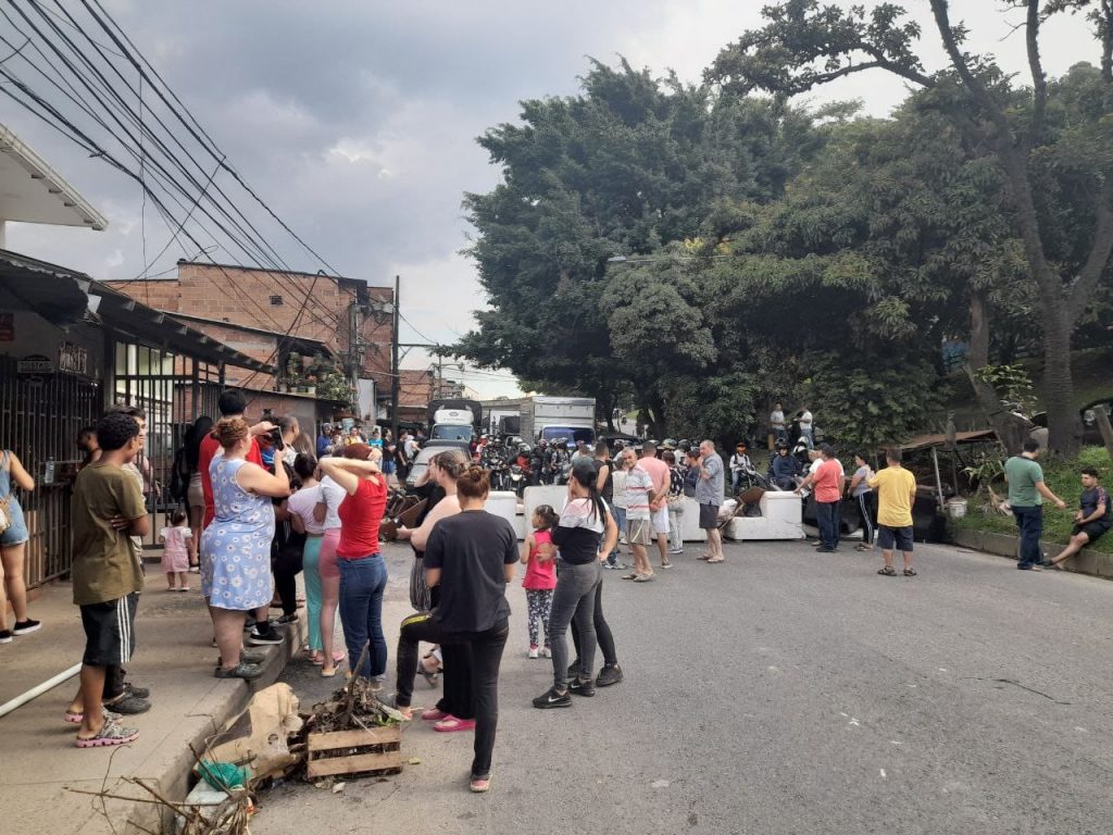 Protestas y bloqueo en La Paralela del barrio Héctor Abad Gómez por inundaciones