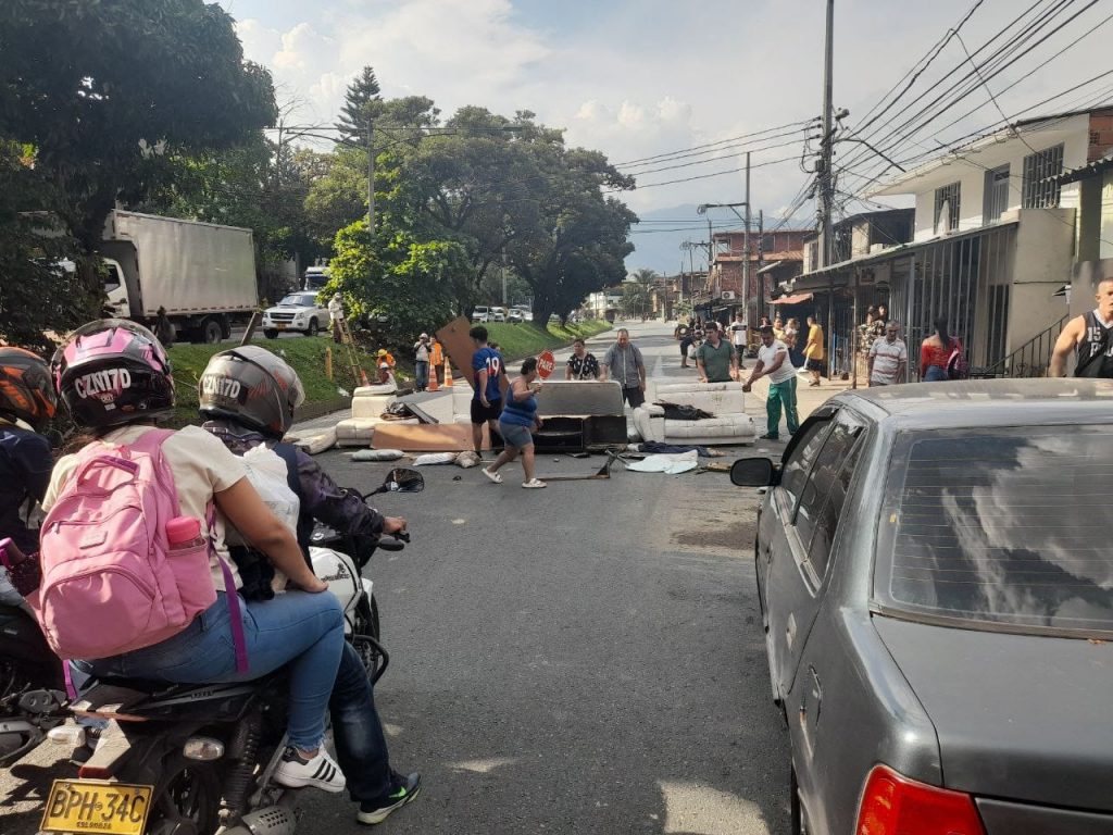 Protestas y bloqueo en La Paralela del barrio Héctor Abad Gómez por inundaciones
