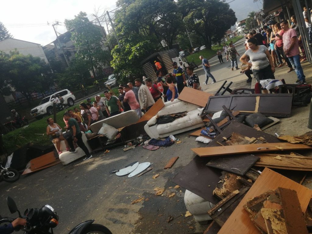 Protestas y bloqueo en La Paralela del barrio Héctor Abad Gómez por inundaciones