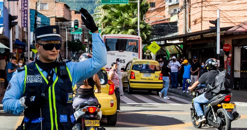 Agentes de tránsito. /FOTO TOMADA PARA ILUSTRAR: JULIO CÉSAR HERRERA 