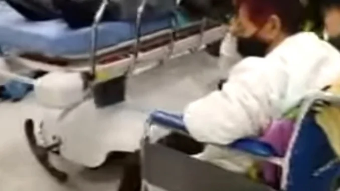 Mujer dijo que su madre duró 24 horas esperando en urgencias