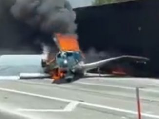 Avioneta aterrizó en plena autopista y terminó incendiada