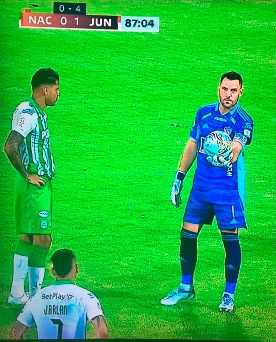 Sebastián Viera provocá a Jarlan Barrera.
