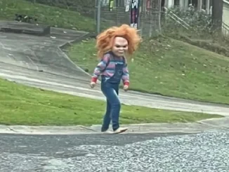 Niño Chucky causa terror en su vecindario