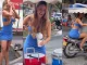 Sexy tiktoker le ayudó a un joven a vender mazamorra
