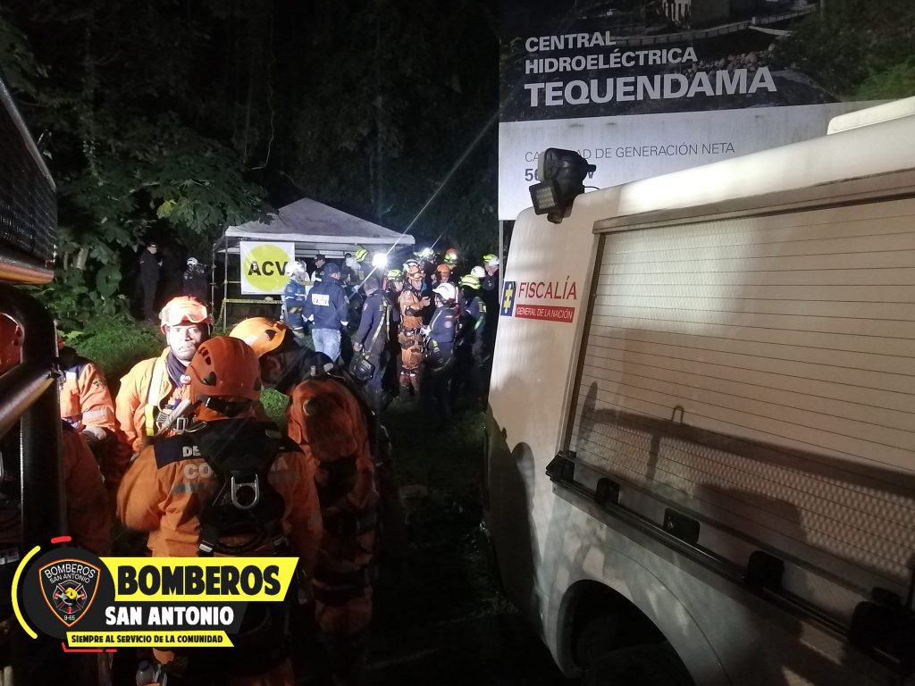 Así encontraron la latas del carro y ayer los bomberos reportaron la recuperación y entrega de cuerpo sin vida a personal de Fiscalía. /FOTOS: TOMADAS DE TWITTER Y DE BOMBEROS SAN ANTONIO DEL TEQUENDAMA