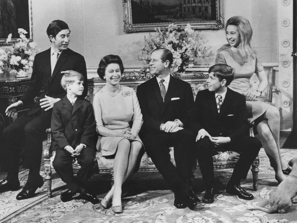 En 1972, la reina Isabel y el duque de Edimburgo, celebraron sus bodas de plata (25 años) junto 4 hijos, los principes Carlos, Eduardo, Andrés y Ana. / FOTO: TOMADA DE LA WEB.