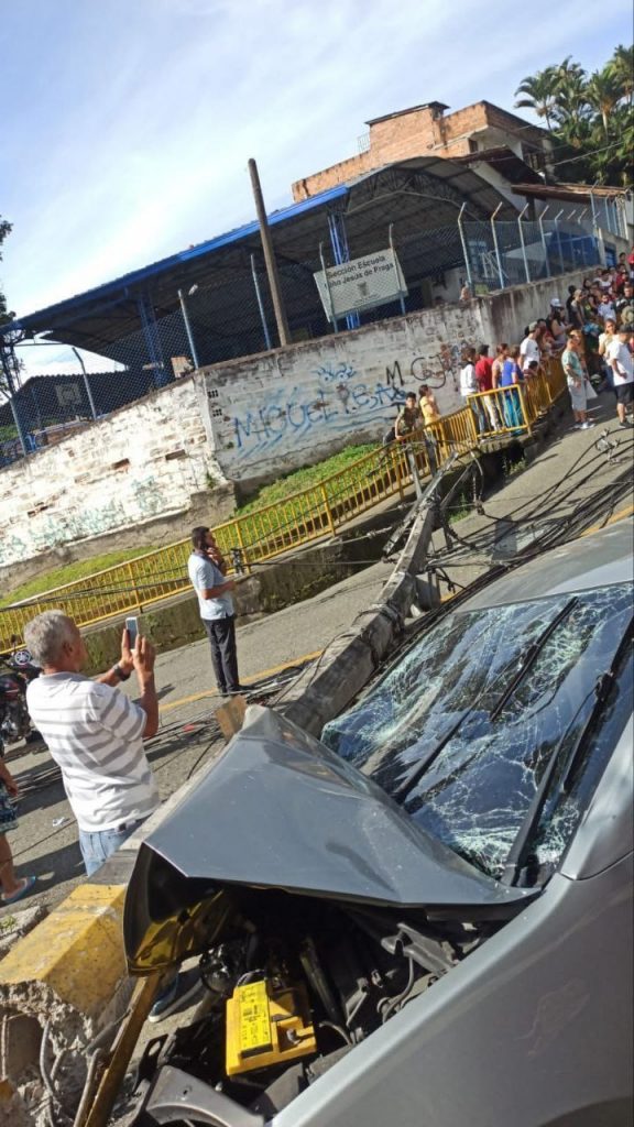 Carro chocó contra dos motos y un poste en Enciso en grave accidente. /FOTOS: DENUNCIAS ANTIOQUIA
