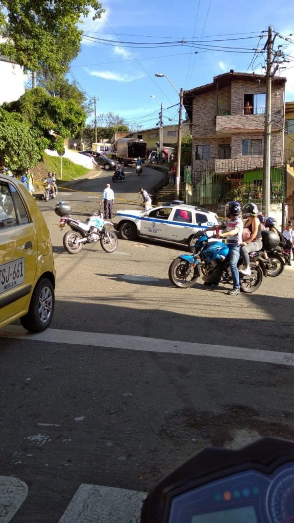 Carro chocó contra dos motos y un poste en Enciso. /FOTOS: DENUNCIAS ANTIOQUIA
