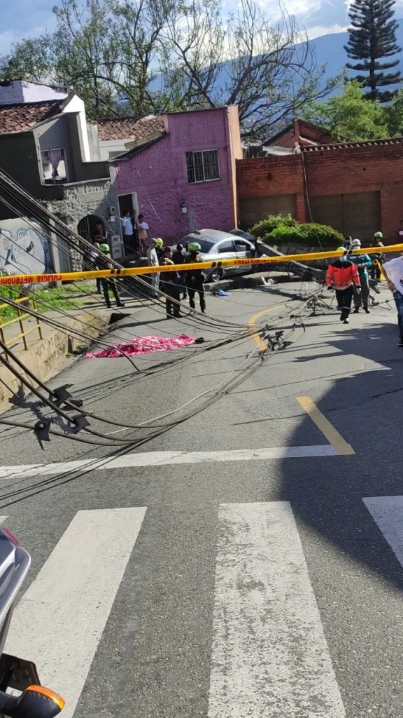 Carro chocó contra dos motos y un poste en Enciso. /FOTOS: DENUNCIAS ANTIOQUIA
