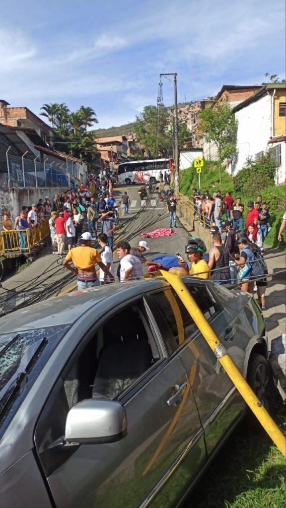 Carro chocó contra dos motos y un poste en Enciso. /FOTOS: DENUNCIAS ANTIOQUIA
