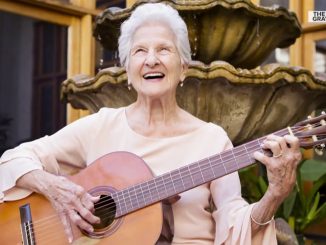 Ángela Álvarez es una cantautora cubana de 94 años