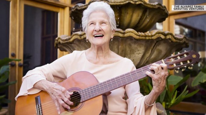 Ángela Álvarez es una cantautora cubana de 94 años