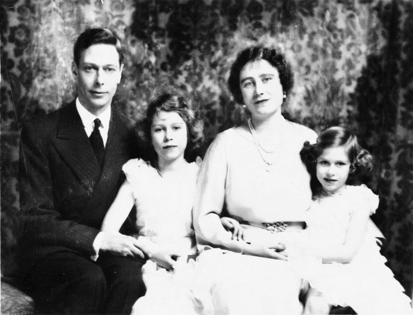 3. De izquierda a derecha: El rey Jorge VI; la pricesa Isabel; la reina Isabel y la princesa Maragarita, en 1937. / FOTO: TOMADA DE LA WEB. 