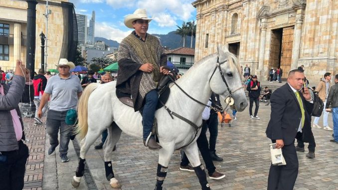 Alirio Barrera llegó a trabajar al congreso montado en su caballo Pasaporte.