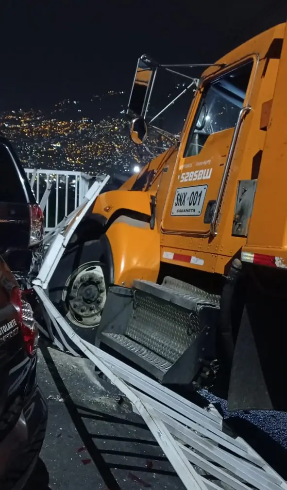 Camion-de-basura-se-choco-con-una-casa-2