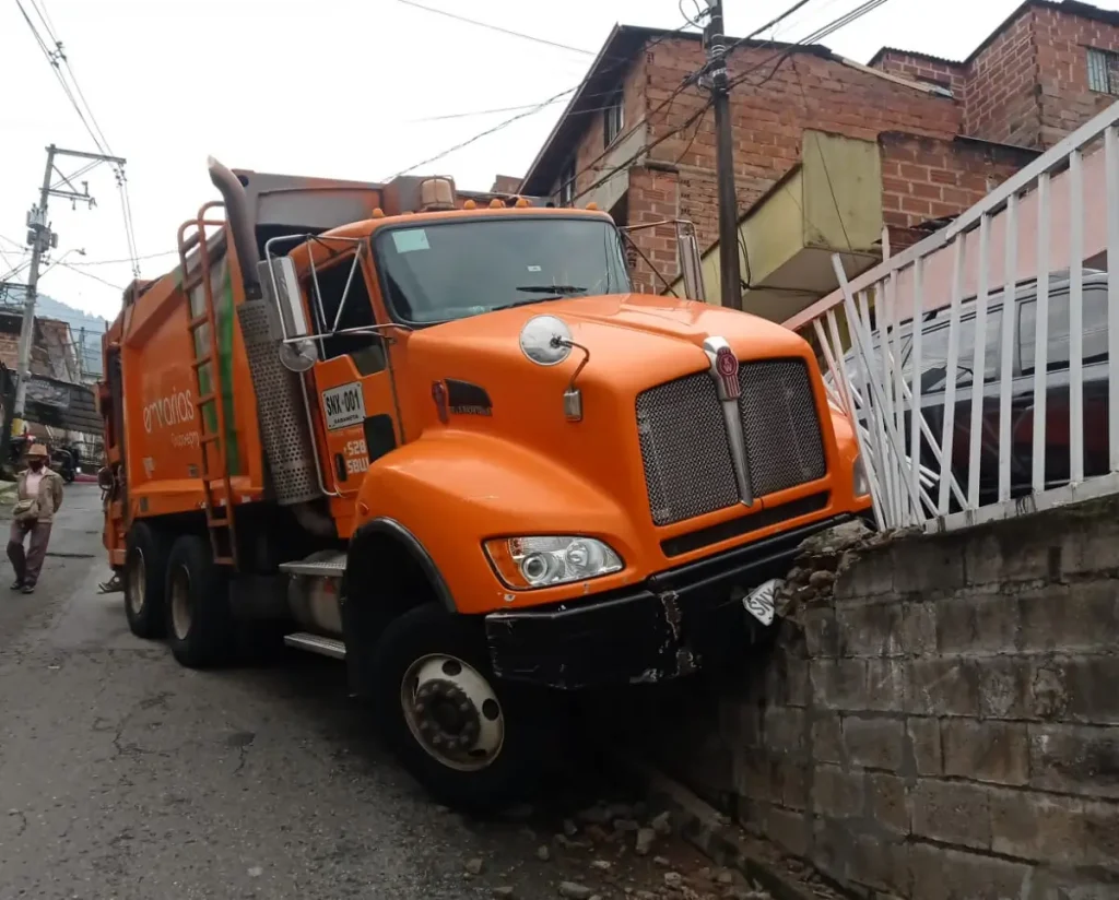 Camion-de-basura-se-choco-con-una-casa-4