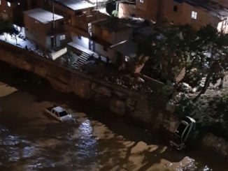 Vehículos en el río Medellín