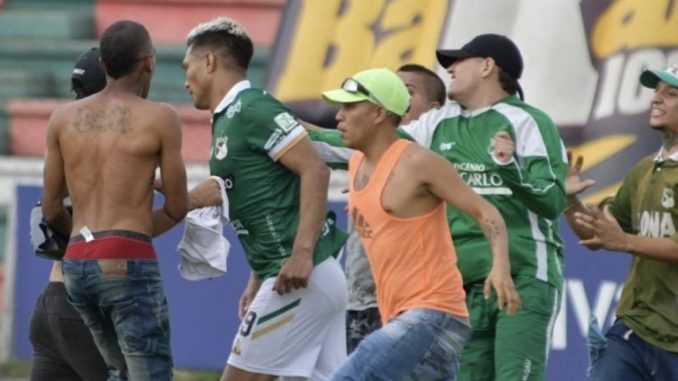 Teófilo Gutiérrez siendo agredido por hinchas del Cali.