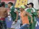Teófilo Gutiérrez siendo agredido por hinchas del Cali.