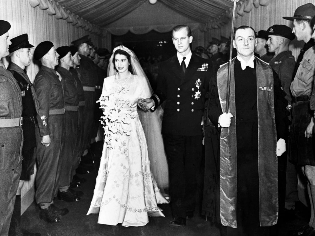 7. El 20 de noviembre de 1947, la princesa Isabel se casó con Felipe de Edimburgo, en la abadía de Westminster. La tiara (Queen Mary’s Fringe) que lució ese día fue cedida a Meghan Markle para su boda con el príncipe Harry. / FOTO: TOMADA DE LA WEB.