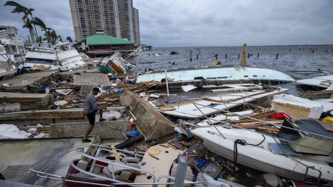 Calles inundadas y cuantiosas pérdidas materiales por paso de huracán Iota en Florida.