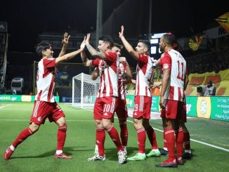 James celebra con compañeros del Olympiacos.