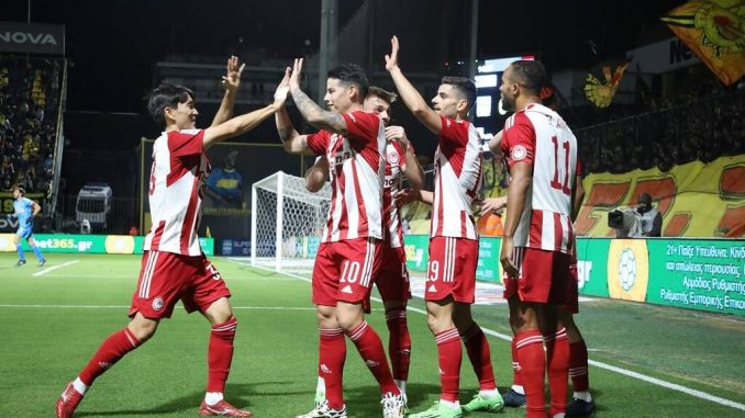 James celebra con compañeros del Olympiacos.