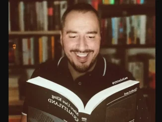 Julián con su club de lectura busca libros para buenas causas