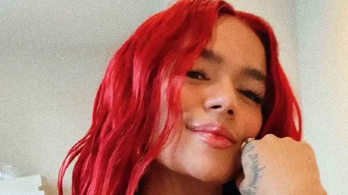 Fotos de Karol G en el colegio
