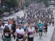 Corredores de la Maratón Medellín 2022 por la calle San Juan.