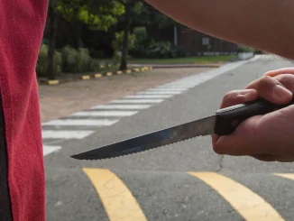 Las mujeres fueron apuñaladas por un hombre.