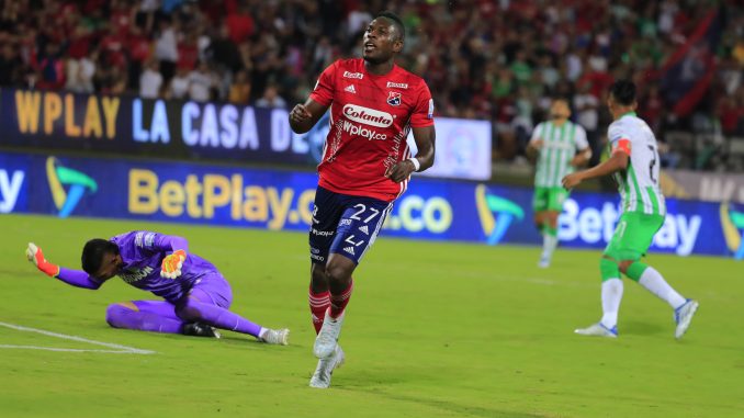 Diber Cambindo celebra.