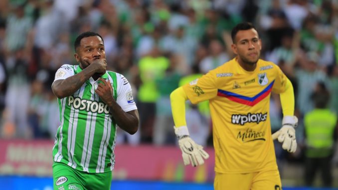 Dorlan Pabón celebra el gol que le anotó al Cali.
