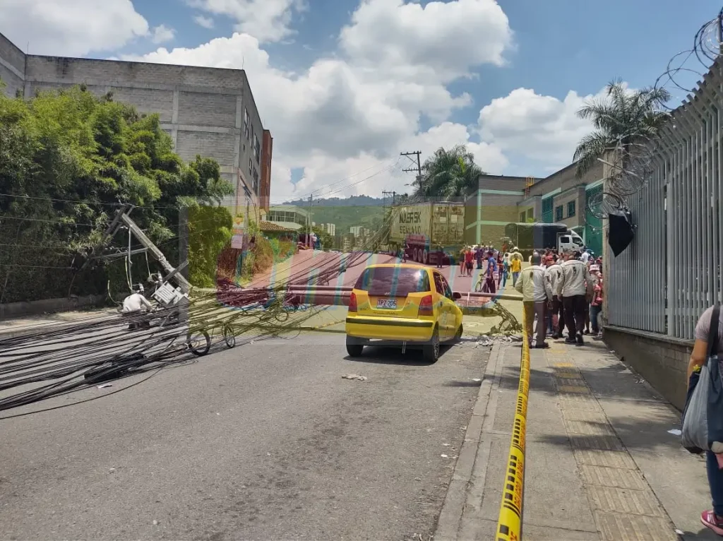 Poste-cayo-sobre-taxi-Itagui-2