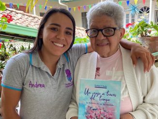 Andrea Salazar junto con una de las abuelitas del asilo en La Estrella.
