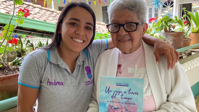 Andrea Salazar junto con una de las abuelitas del asilo en La Estrella.