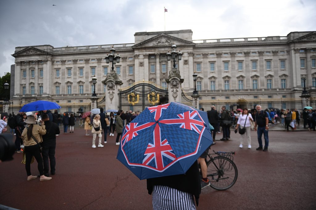 Tras conocerse la noticia del fallecimineto, cientos de personas se acercaron al Palacio de Buckingham, en Londres. / FOTO: EFE.