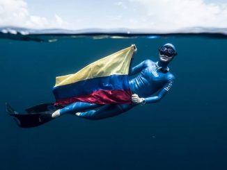 Sofía Gómez enseña la bandera de Colombia.