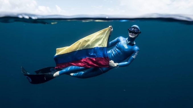 Sofía Gómez enseña la bandera de Colombia.