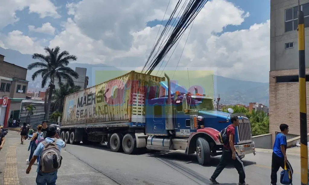 Tractocamion-tumbo-postes-en-Itagui