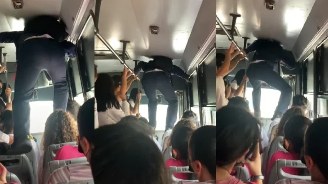 Se trepó en las sillas de un bus que iba lleno para poder salir