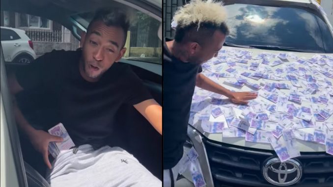 Con cinta doble faz pegó los billetes en la camioneta.