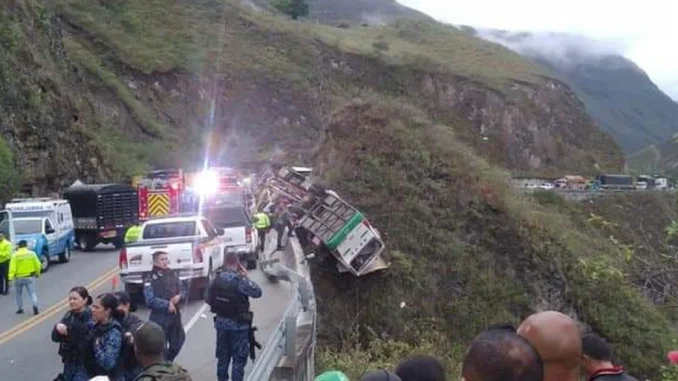 Las autoridades trabajaron por más de 9 horas para rescatar a los ocupantes del bus.