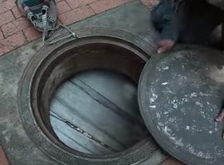 Hombre vive en una alcantarilla en Bogotá