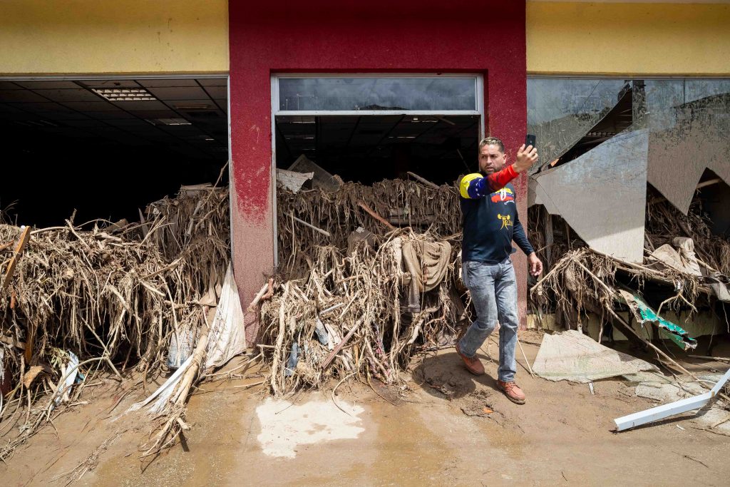 El agua llegaba hasta los techos de las viviendas. /FOTO: EFE