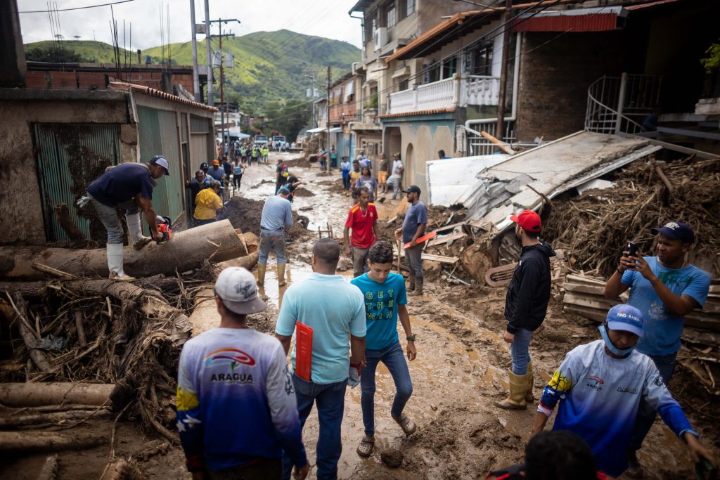 Todas las personas trabajan unidas para encontrar más víctimas. /FOTO: EFE